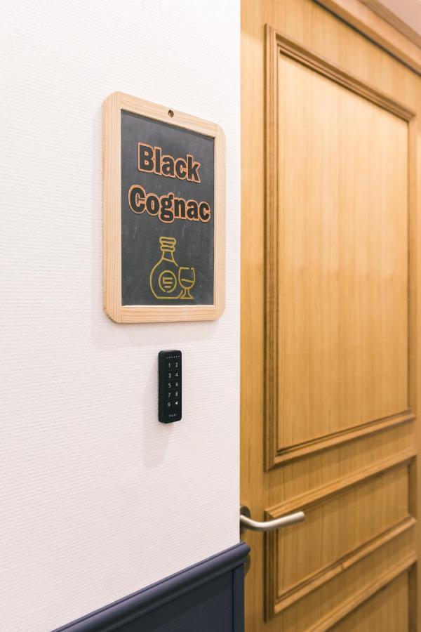 Black Cognac 茹瓦尼 外观 照片